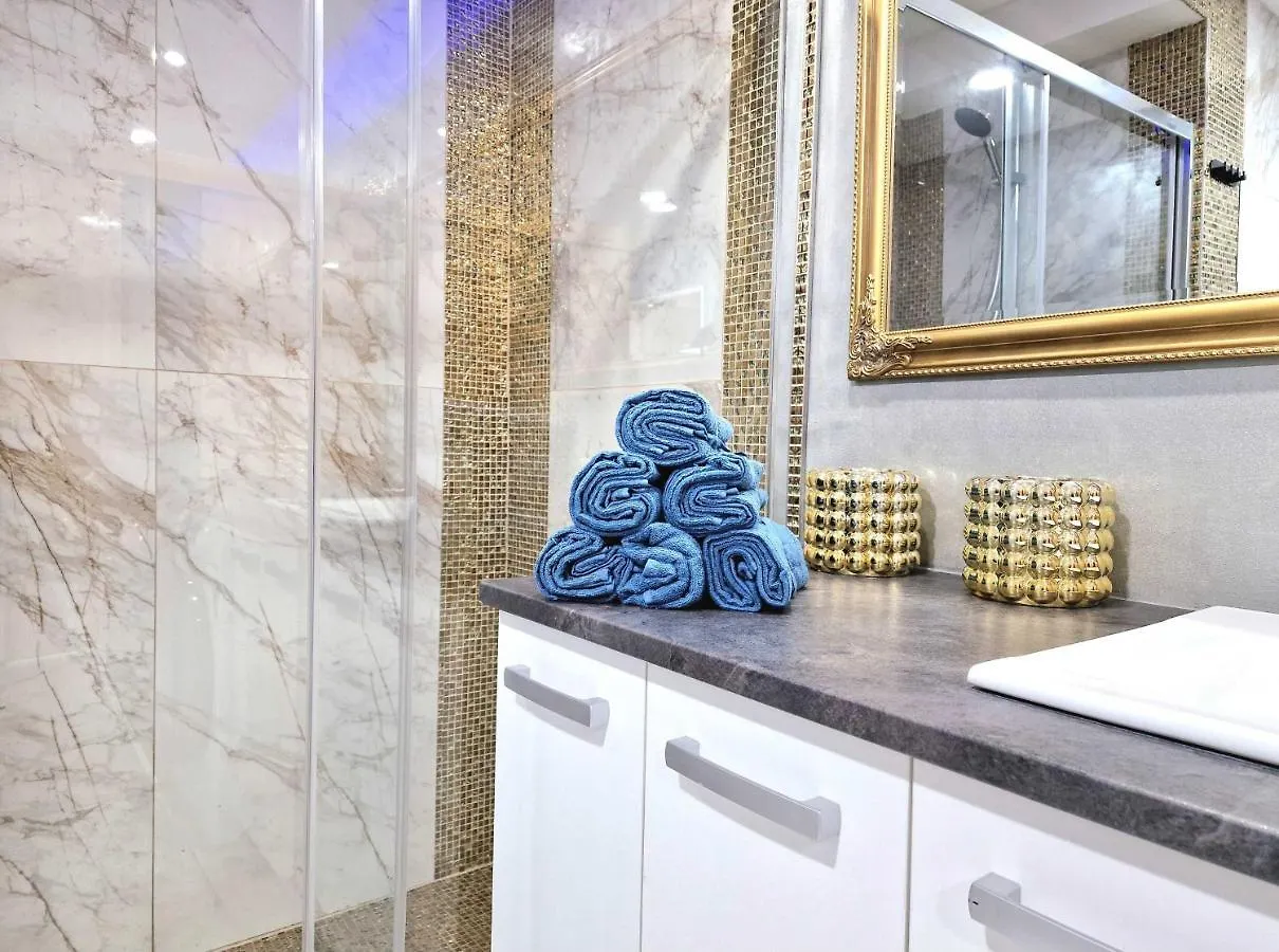 Wellness Gold Apartment With Private Sauna & Jacuzzi Prague